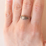 Anello antico in platino e oro bianco 18K con diamanti (centrale 0.30ct ca.), anni ‘20/‘30
