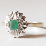 Anello a margherita vintage in oro bianco 18K con smeraldo e diamanti, anni ‘70