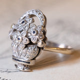 Anello vintage a forma di cestino di fiori in oro 18K, diamanti bianchi, diamanti fancy gialli e zaffiri, anni ‘60