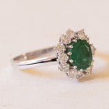 Anello vintage a margherita in oro bianco 18K con smeraldo (2.20ct ca.) e diamanti (1ctw ca.), anni ‘60