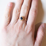 Anello vintage a margherita in oro 18K con zaffiro e diamanti, anni ‘70