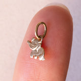 Lotto comprendente ciondolo in oro 18K con ametista, ciondolo in oro 18K a forma di “Uomo della Luna” in oro 18K e ciondolo in oro 9K a forma di elefantino