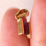 Lotto comprendente ciondolo in oro 18K con ametista, ciondolo in oro 18K con zaffiro e ciondolo a forma di chiave di violino in oro 18K