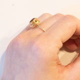 Anello vintage in oro 18K con pasta di vetro viola, anni ‘50