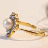 Anello antico in oro bianco 18K con perla e diamanti di taglio rosetta, anni ‘30