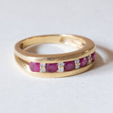 Anello vintage in oro 18K con rubini e diamanti (0.08ctw ca.), anni ‘70
