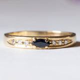 Anello a fascia in oro 18K con zaffiro e diamanti, anni ‘70