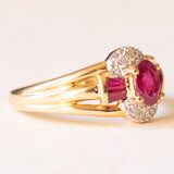 Anello vintage in oro giallo 18K e in oro bianco 18K con rubini e diamanti (0.18ctw ca.), anni ‘70
