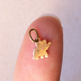 Lotto comprendente ciondolo in oro 18K con ametista, ciondolo in oro 18K a forma di “Uomo della Luna” in oro 18K e ciondolo in oro 9K a forma di elefantino