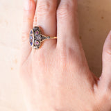 Anello vintage in stile antico in oro 18K e argento con zaffiro e rubini