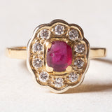 Anello vintage a margherita in oro 18K con rubino (0.30ct ca.) e diamanti (0.30ctw ca.), anni ‘60