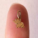 Lotto comprendente ciondolo in oro 18K con ametista, ciondolo in oro 18K a forma di “Uomo della Luna” in oro 18K e ciondolo in oro 9K a forma di elefantino