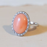 Bague marguerite vintage en or blanc 18 carats avec corail et diamants, 1960
