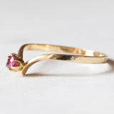 Anello a “V” vintage in oro 18K con rubino, anni ‘70