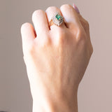 Anello vintage a navette in oro giallo e in oro bianco 14K con smeraldo (0.70ct ca.) e diamanti di taglio brillante (0.85ctw ca.), anni ‘60