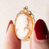 Ciondolo vintage in oro giallo 18K con cammeo su conchiglia e catenina in oro giallo 18K, anni ‘50/‘60