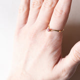 Anello a “V” vintage in oro 18K con rubino, anni ‘70
