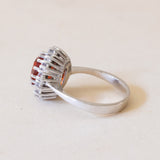 Anello vintage a margherita in oro bianco 14K con opale di fuoco (2.50ct ca.) e diamanti (0.70ctw ca.), anni ‘70