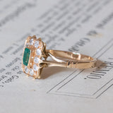 Anello vintage a margherita in oro 18K con smeraldo (0.60ct ca.) e diamanti (0.80ctw ca.), anni ‘70