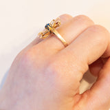 Anello vintage in oro 18K con pasta di vetro blu e paste di vetro rosse, anni ‘50