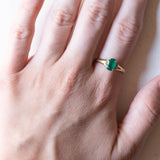 Anello vintage in oro 18K con smeraldo sintetico e diamanti, anni ‘70/‘80