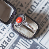Bague ancienne en or 8 carats et argent avec corail et pierres blanches, début des années 1900