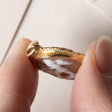 Ciondolo vintage in oro 18K con cammeo su conchiglia, anni ‘60