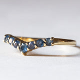 Anello vintage a “V” in oro 14K e zaffiri, anni ‘70