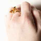 Anello vintage da cocktail in oro 18K con zaffiro arancione sintetico (7ct ca.), anni '60