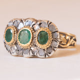 Anello vintage in stile antico in oro giallo 18K e argento con smeraldi (0.80ctw ca.) e diamanti (0.36ctw ca.), anni '60