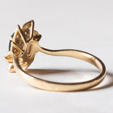 Anello vintage a margherita in oro 18K con zaffiro e diamanti, anni ‘70