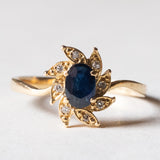 Anello vintage a margherita in oro 18K con zaffiro e diamanti, anni ‘70