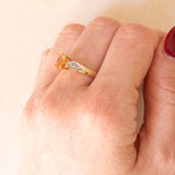 Anello vintage in oro giallo e in oro bianco 9K con zaffiro arancione (0.80ct ca.) e diamanti, anni ‘70