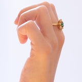 Anello vintage a margherita in oro 18K con smeraldo e diamanti (0.24ctw ca.), anni '70