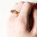 Anello vintage in oro giallo 18K e in oro bianco 18K con rubini e diamanti (0.18ctw ca.), anni ‘70