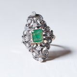 Vintage antique style ring in 18K gold and silver with emerald and diamonds, 1950s