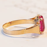 Anello vintage in oro 18K con pasta di vetro rosa, anni ‘60
