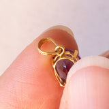 Lotto comprendente ciondolo in oro 18K con ametista, ciondolo in oro 18K a forma di “Uomo della Luna” in oro 18K e ciondolo in oro 9K a forma di elefantino