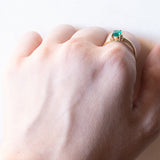 Anello vintage in oro 18K con smeraldo sintetico e diamanti, anni ‘70/‘80