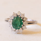 Anello vintage a margherita in oro bianco 18K con smeraldo (2.20ct ca.) e diamanti (1ctw ca.), anni ‘60