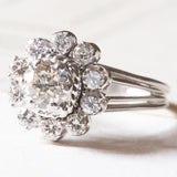 Anello a margherita vintage in oro bianco 18K con diamanti (1.30ctw ca.), anni ‘60/