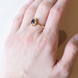 Anello vintage a margherita in oro 18K con zaffiro e diamanti, anni ‘70