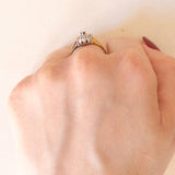 Anello vintage a margherita in oro giallo e in oro bianco 14K con zaffiro (0.05ct ca.) e diamanti (0.20ctw ca.), anni ‘40/‘50