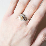 Anello vintage in oro bianco 14K con perla e diamanti (0.36ctw ca.), anni ‘60