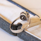Anello vintage a margherita in oro bianco 14K con zaffiro e diamanti, anni ‘60