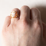 Anello vintage in oro 18K con cammeo su conchiglia, anni ‘60