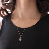 Collana vintage con catenina in oro giallo 9K e con ciondolo a margherita in oro giallo e bianco 9K con quarzo verde e diamanti, anni ‘70/‘80