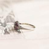 Anello di transizione Art Nouveau-Art Déco in oro bianco 18K con diamante centrale (0.43ct ca.) e rubini, anni ‘20/‘30