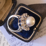 Anello a margherita vintage in oro bianco 18K con perla e diamanti (1ctw ca.), anni ‘80/‘90