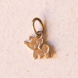 Lotto comprendente ciondolo in oro 18K con ametista, ciondolo in oro 18K a forma di “Uomo della Luna” in oro 18K e ciondolo in oro 9K a forma di elefantino